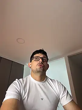 Show modela TroyeSavage na web-kameri