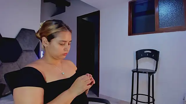 MikaelaStone's Live XXX Chat