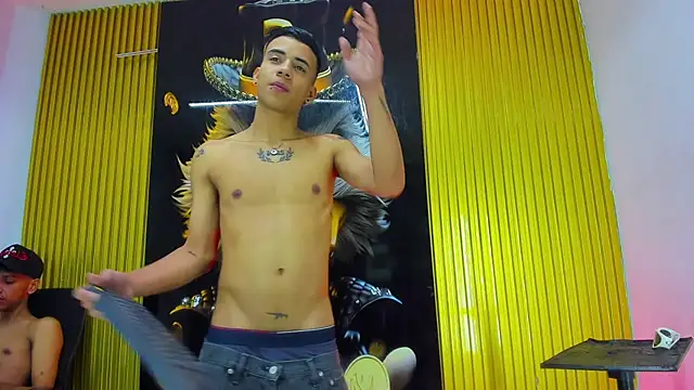 Chat +18 de Guys_Latino_Hot ao vivo