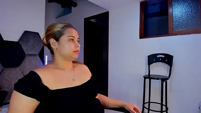 دردشة MikaelaStone الجنسية المباشرة