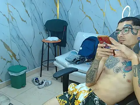 Chatroom XXX en direct de Boy_tatto77