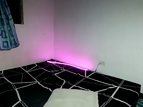 YourBabyGirlMiles webcam show