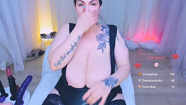 Show modela AdeleCarlton88 na web-kameri