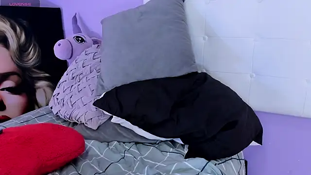 XXX chat uživo modela Charlotte11-11