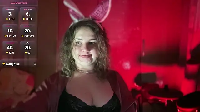Show modela SueCurlykisss na web-kameri