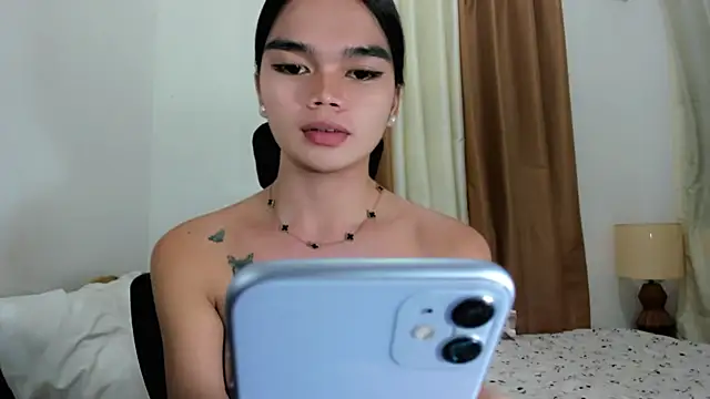 Show modela kendall_petite18 na web-kameri
