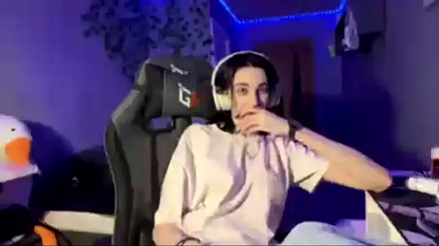 NightFoxxx's Live Chat Room