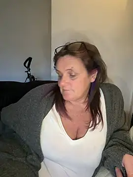 Busty-GilfQuinn Live XXX-Chat