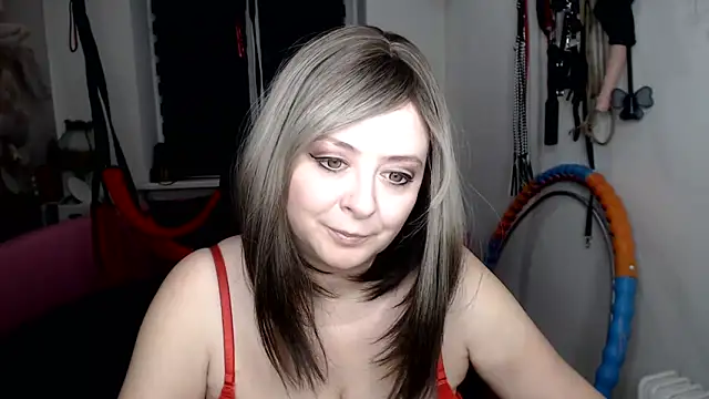 MISSwithDOLLS Adlı Modelin Canlı XXX Sohbeti