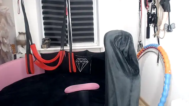 Show modela MISSwithDOLLS na web-kameri