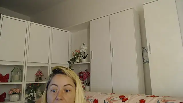 _karolynesyera_'s Live XXX Chat