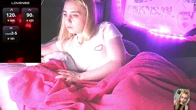 Blondiewithanass Show in webcam