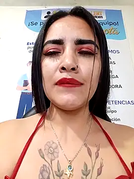 MAYE__13 élő XXX-chatje