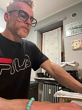 Axl_hot: διαδικτυακό σόου στην κάμερα