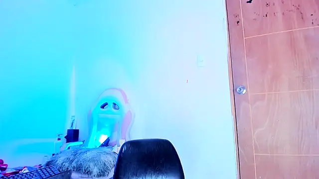 Emily_Coper18 élő XXX-chatje