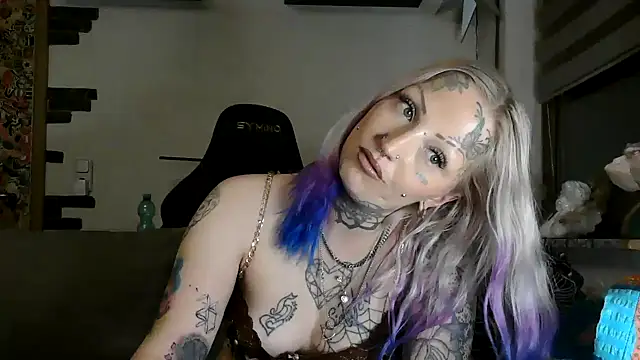 RoxxyInk live XXX chat