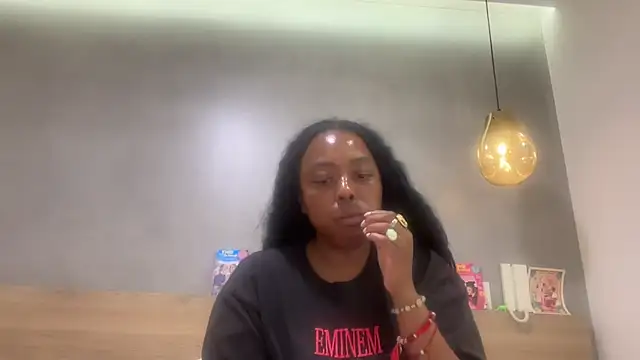 XXX chat uživo modela ChocolateCakeQueen
