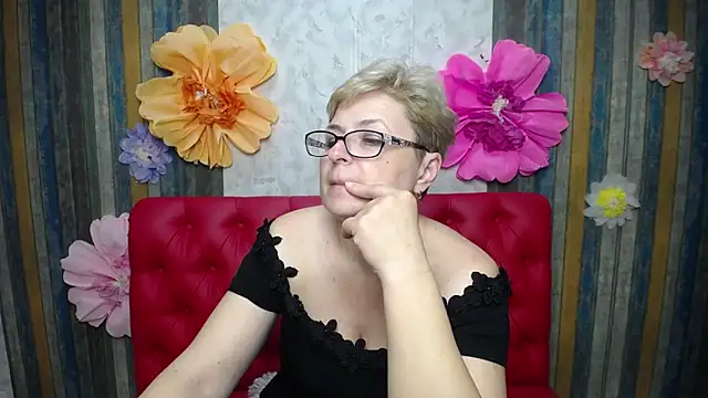 EmiliaGree Adlı Modelin Canlı XXX Sohbeti