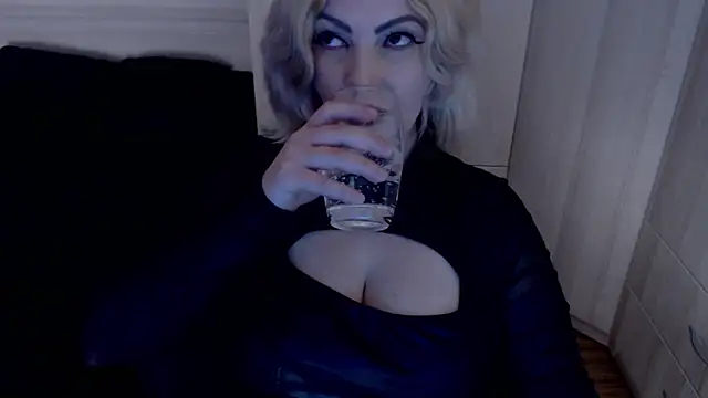 MistressDemi Adlı Modelin Canlı XXX Sohbeti