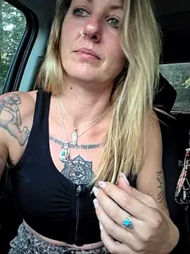 SheIsSomething live XXX chat