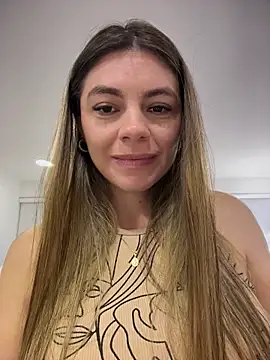 alicee16 Adlı Modelin Canlı XXX Sohbeti