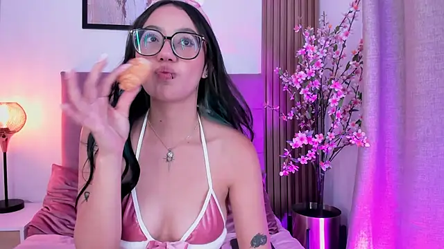 ravena_queen élő XXX-chatje