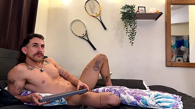 Aaron_wheel Live XXX Chat