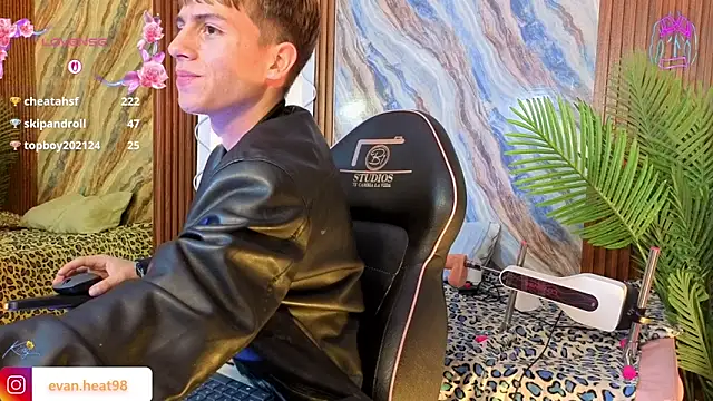 EVAN_TAY Show in webcam