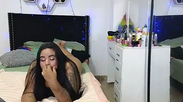 charlotte_077 Adlı Modelin Canlı XXX Sohbeti