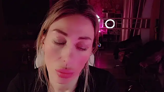 AnnieGOld_ Chat XXX in diretta