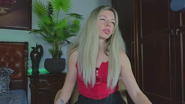 Show modela Real_Tini na web-kameri