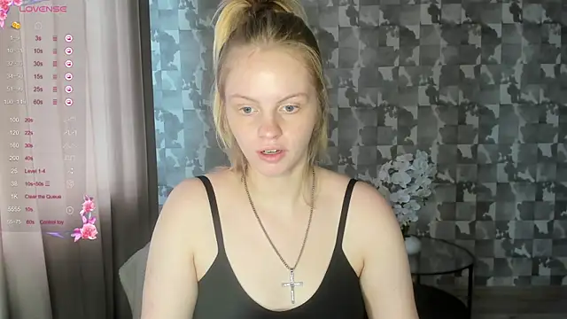 L_aura Webcam show