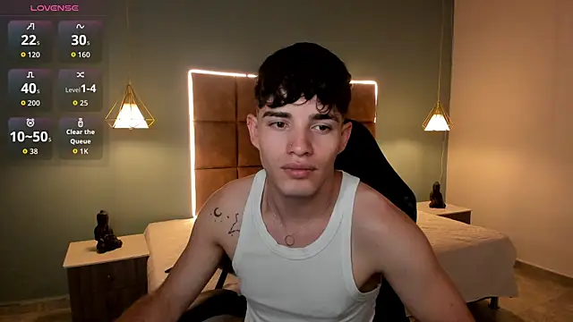 Show modela AlejooTwink na web-kameri