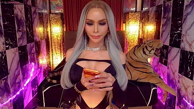 Show modela SeductiveSamanthaTS na web-kameri