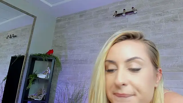 Ivorym00n Chat XXX live