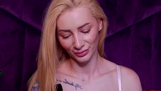 AngieShae élő XXX-chatje