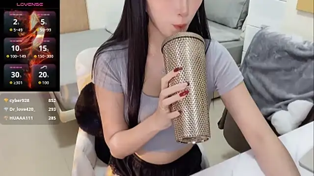 sexyy8818 Adlı Modelin Canlı XXX Sohbeti