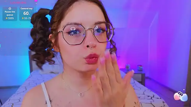 Show modela selenamils na web-kameri