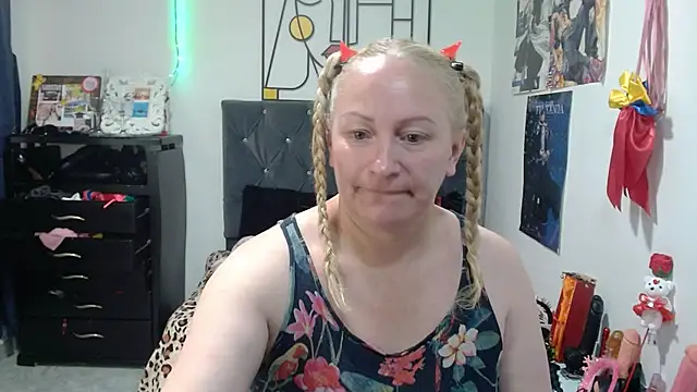 emperabigbootybigass' Live XXX Chat