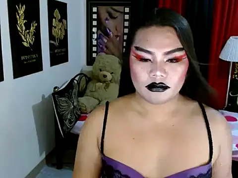 Show modela TSbrianaHugeCock na web-kameri