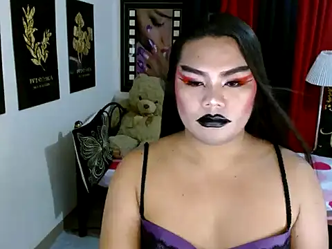 Show modela TSbrianaHugeCock na web-kameri