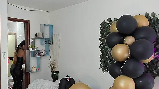 DestinyHills' Live XXX Chat