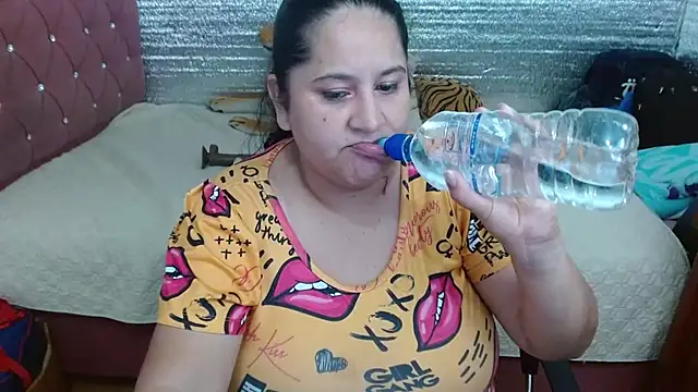 EMILY-NESSA – Naživo XXX chat