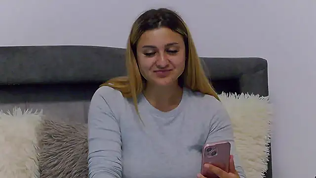 NicolePlay: онлайн-секс-чат