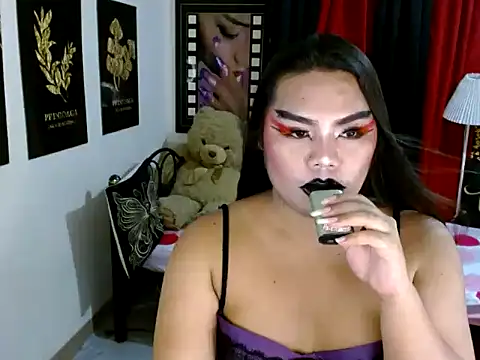 TSbrianaHugeCock élő XXX-chatje