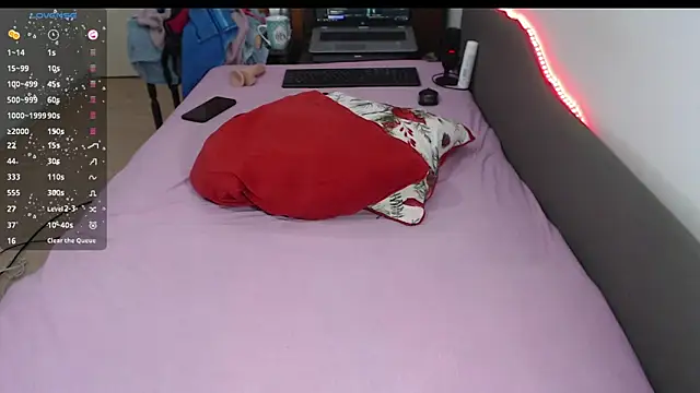 Pokazy przed kamerką – BigBootyAlice