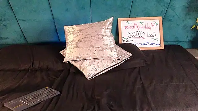 Aaron_Eze Show in webcam