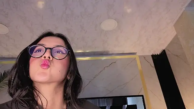 Princess_Violett Adlı Modelin Canlı XXX Sohbeti