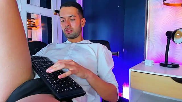 Ian_Valenti live XXX chat