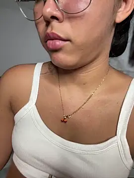 alysson_18 Adlı Modelin Web Kamerası Şovu
